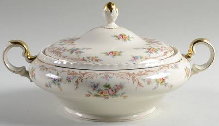 Garden Manor (Cream Background) Round Covered Vegetable