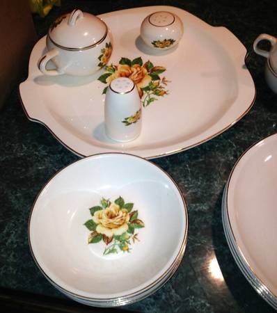 PCP47 Handled Cake Plate