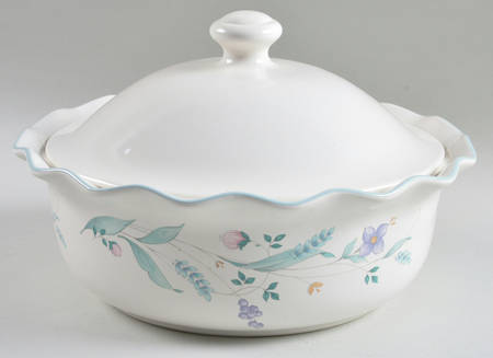 April 2 Qt Fluted Round Covered Casserole