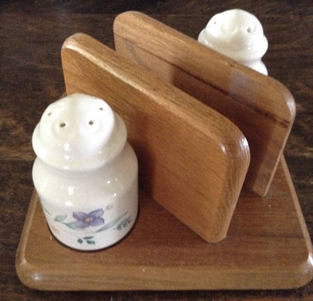 April Napkin/S&P w/Wood Tray