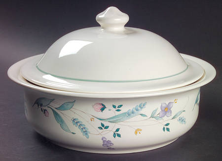 April 1.5 Qt Round Covered Casserole