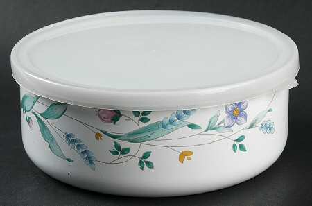 April 6 5/8" Metal Bowl W/Plastic Lid