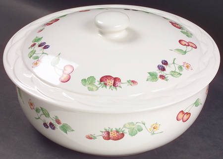 Berry Basket 2 Qt Round Covered Casserole