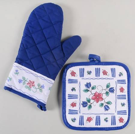 Bonnie Brae Cloth Oven Mitt and Potholder Set