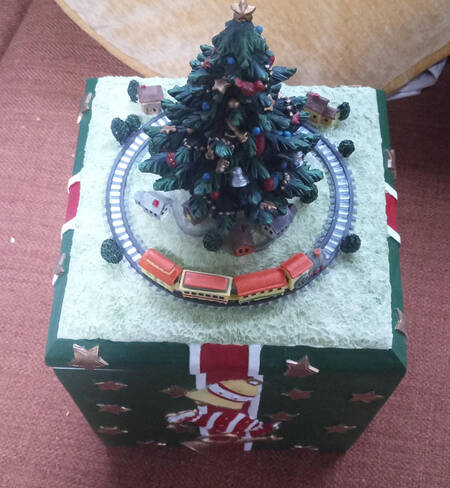 Christmas Heritage 6" Musical Christmas Tree