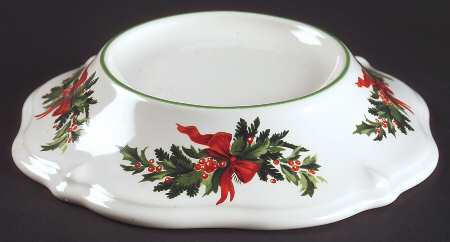 Christmas Heritage Sculpted Pillar Candleholder