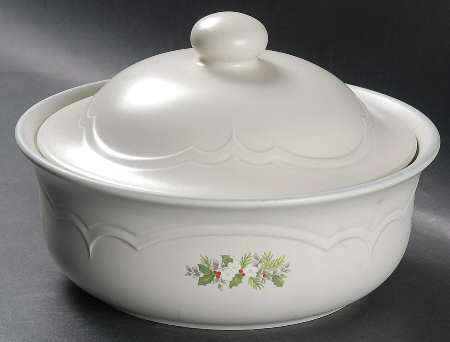 Christmas Heirloom 2 Qt Round Covered Casserole