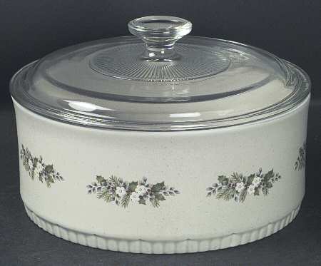 Christmas Heirloom 2.5 Quart Round Covered Baker by Pfaltzgraff