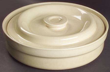Compatibles Oatmeal 3 Quart Round Covered Casserole