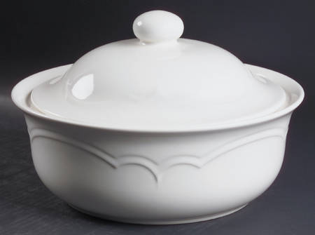 Gazebo White 2 Qt Round Covered Casserole
