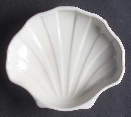 Gazebo White Shell Shaped Dish