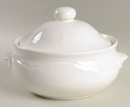 Gazebo White 2 Qt Round Covered Casserole