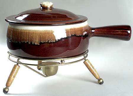Gourmet Brown 2 Qt Covered Casserole & Metal Stand