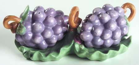 Grapevine Sculpted Salt & Pepper Set W/Tray