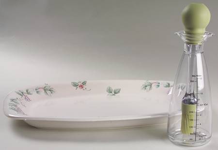 Grapevine 2 Pc Barbeque Set (16" Platter & Glass Bottle)