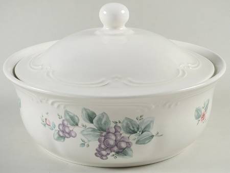 Grapevine 2 Qt Round Covered Casserole