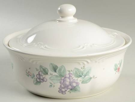 Grapevine 2 Quart Oval Covered Casserole