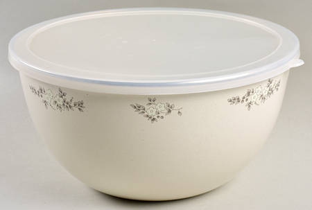 Heirloom 9 5/8" Metal Bowl with Plastic Lid