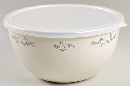 Heirloom 8 3/4" Metal Bowl with Plastic Lid
