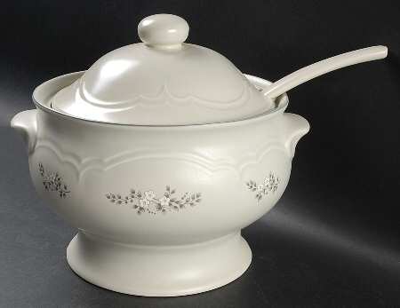 Heirloom Tureen & Lid w/Ladle