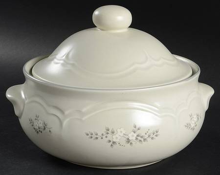 Heirloom 2 Qt Round Covered Casserole