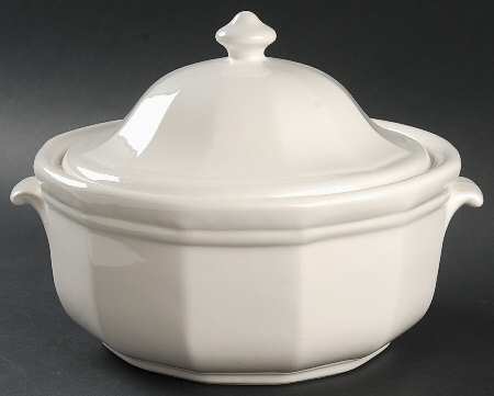 Heritage White 3 Quart Round Covered Casserole