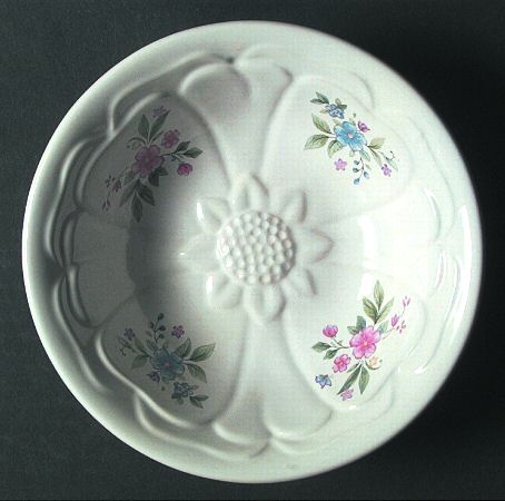 Meadow Lane Sculpted Serving Bowl
