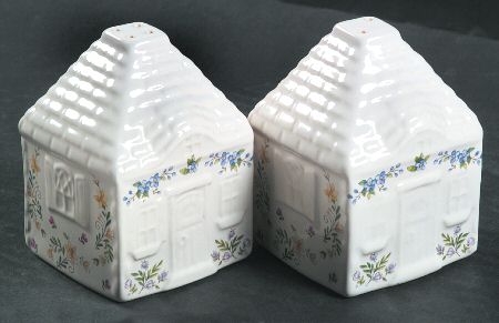 Meadow Lane Sculpted Salt & Pepper Set