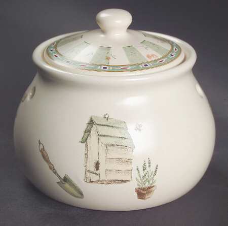 Naturewood Garlic Keeper & Lid by Pfaltzgraff