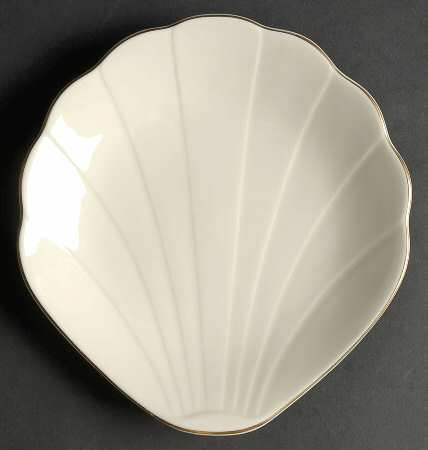 Royale Cream Large Shell Shaped Dish