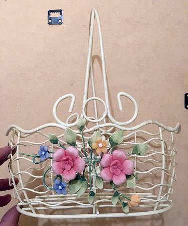 Tea Rose Hanging Wire Metal Basket