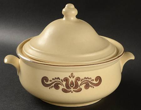 Village (Made in USA) 2.5 Qt Round Covered Casserole
