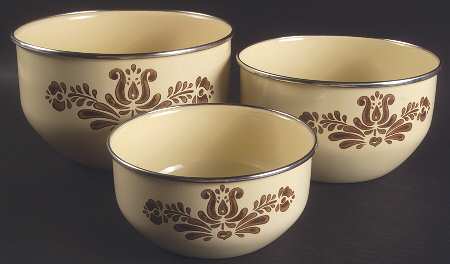 Village (Made in USA) 3 Pc Metal Bowl W/Plastic Lids(5 3/4",6 7/8"&7 3/4