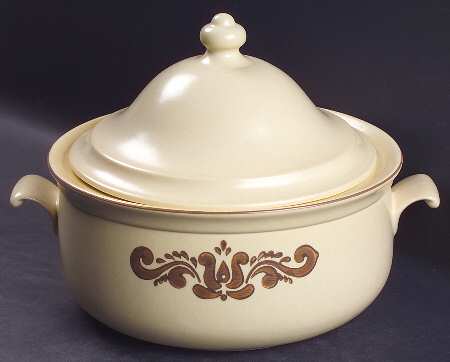 Village (Made in USA) 3.5 Quart Round Covered Casserole