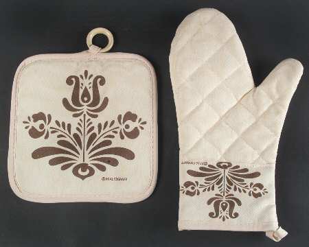 Village (Made in USA) Cloth Oven Mitt and Potholder Set