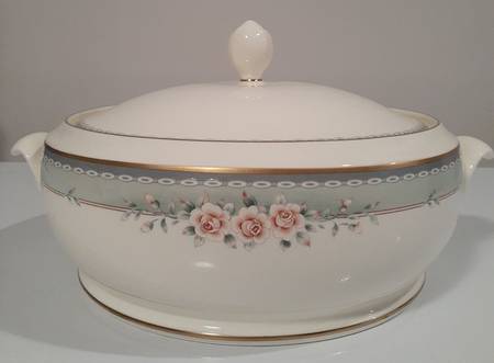 Whitney Round Covered Vegetable