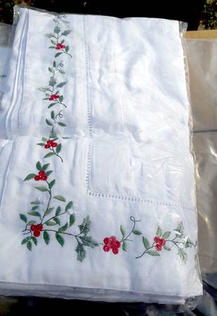 Winterberry 68" X 84" Oblong Tablecloth
