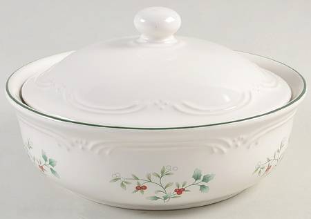 Winterberry 1.5 Qt Round Covered Casserole