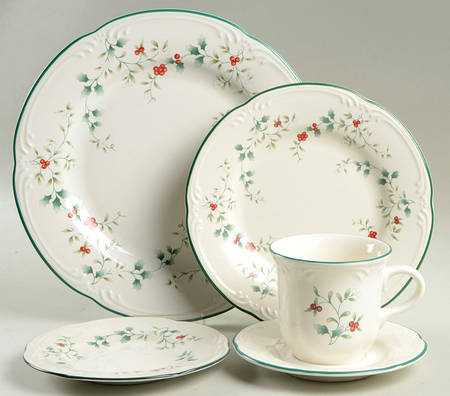 Winterberry 40  Piece Estate Set