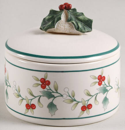 Winterberry Round Box & Lid with Candle