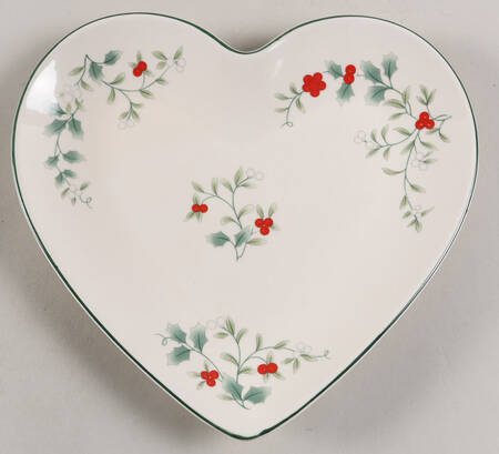 Winterberry 9" Heart Shape Platter