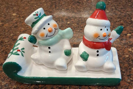 Winterberry Figural Salt and Pepper Tray Set