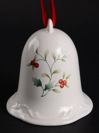 Winterberry 1992 Collector Bell