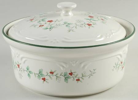 Winterberry 1.5 Quart Round Covered Baker