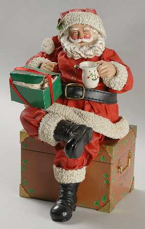Winterberry Santa Claus Figurine