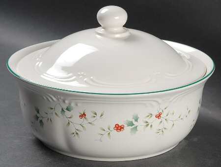 Winterberry 2.25 Qt Round Covered Casserole