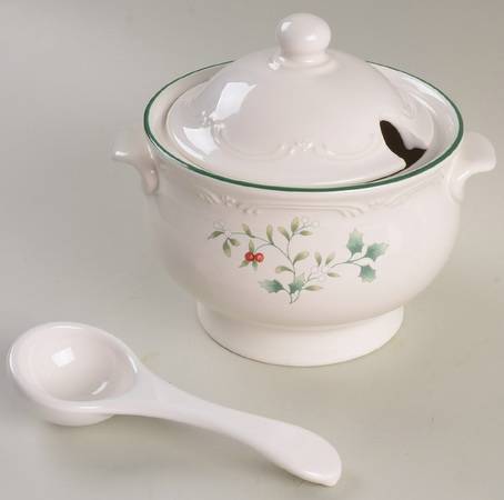Winterberry Mini Tureen w/Lid & Ladle