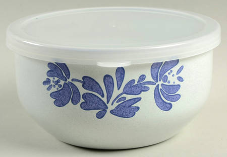 Yorktowne 5 3/4" Metal Bowl & Plastic Lid