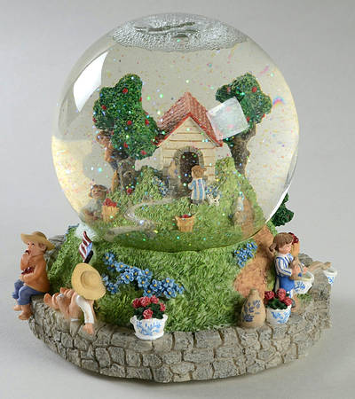 Yorktowne Musical Water Globe