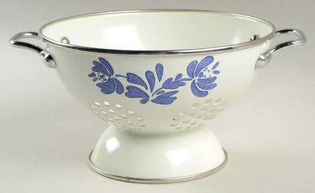 Yorktowne 1.5 Quart Metal Colander